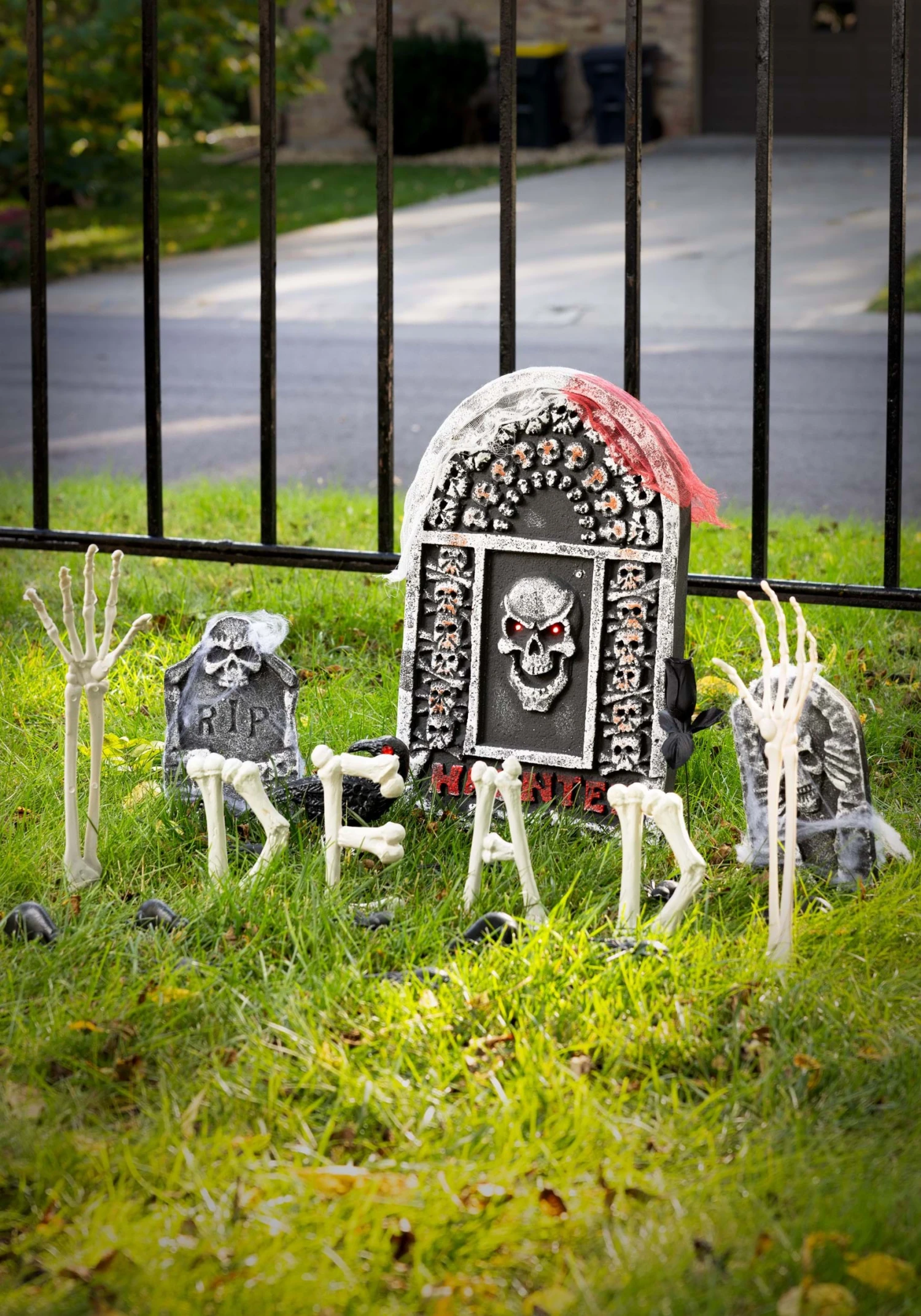 24 Piece Graveyard Prop Decoration Kit 5 24 Piece Graveyard Prop Decoration Kit - Image 3