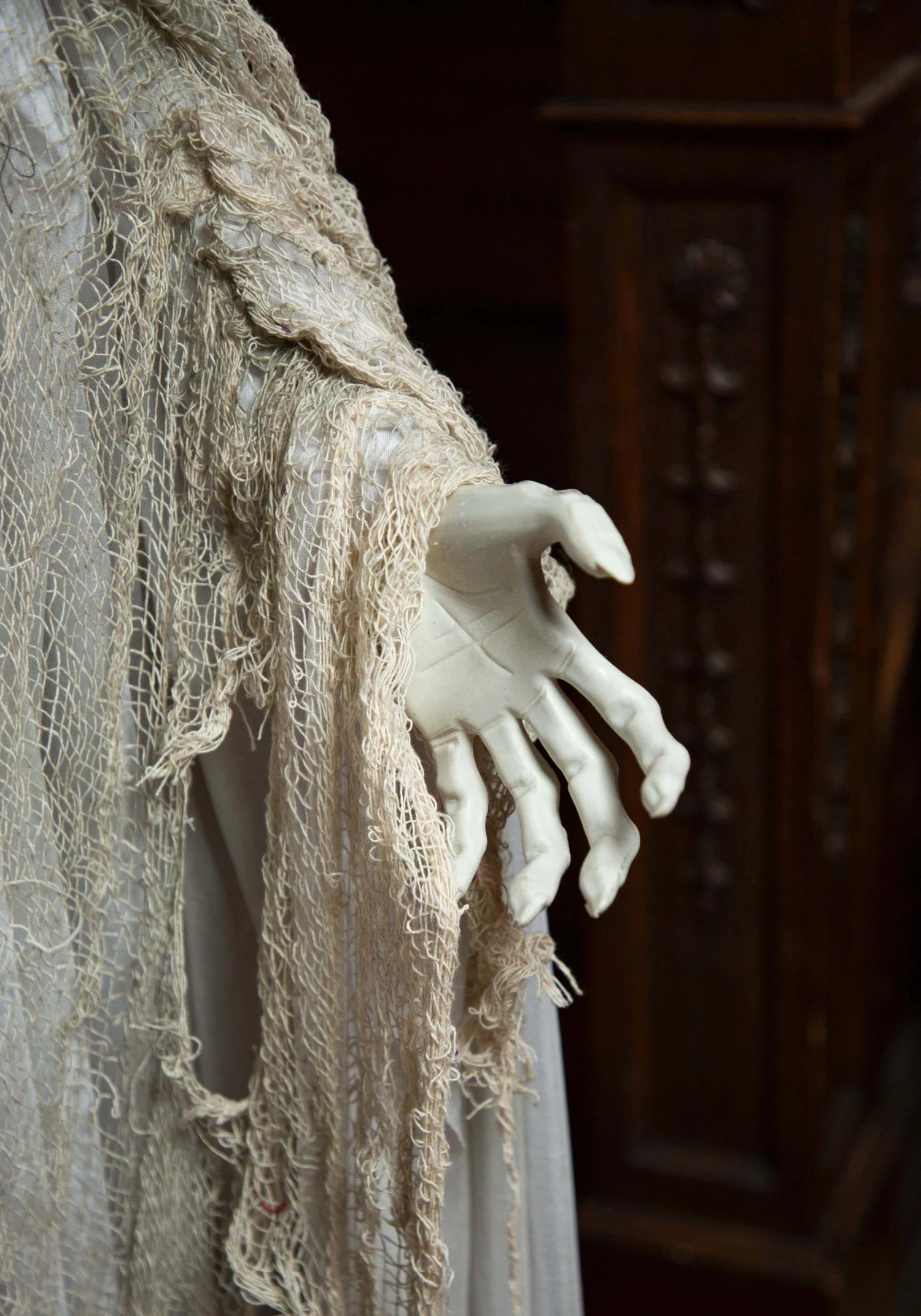 5.5FT Life-Size Venetian Victoria Standing Ghost Girl Halloween Decoration 6 5.5FT Life-Size Venetian Victoria Standing Ghost Girl Halloween Decoration - Image 4