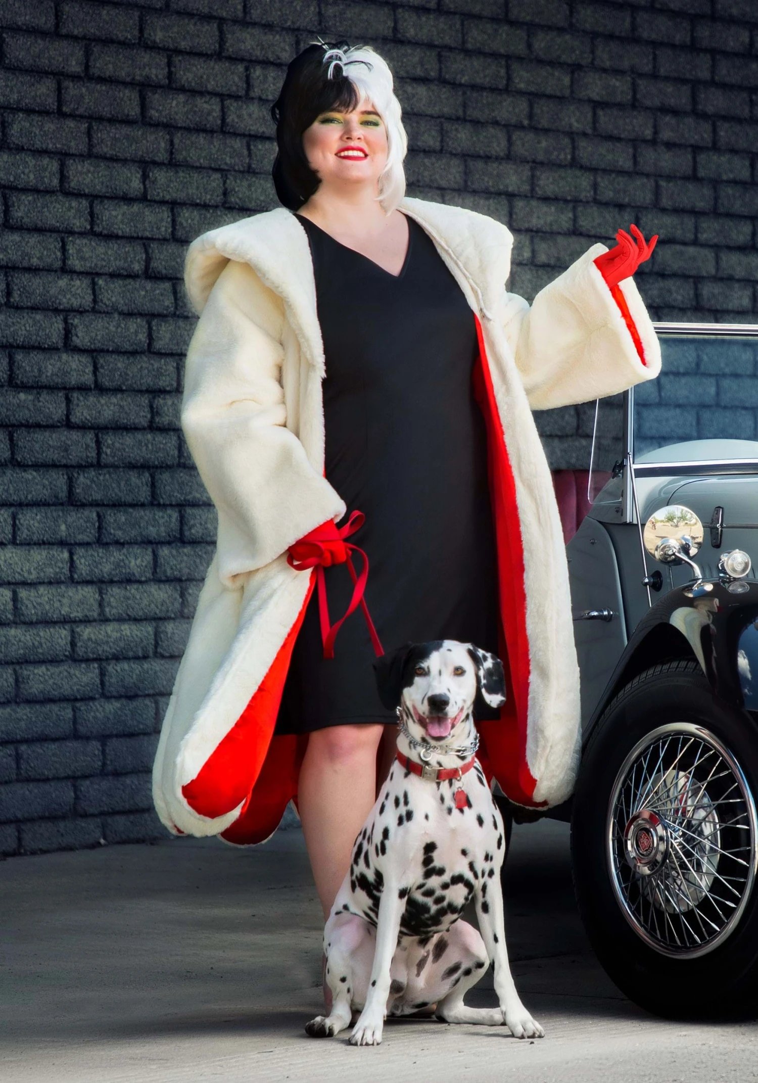 Cruella De Vil Coat Costume For Plus Size Women From Disney's 101 Dalmatians 5 Cruella De Vil Coat Costume For Plus Size Women From Disney's 101 Dalmatians - Image 3
